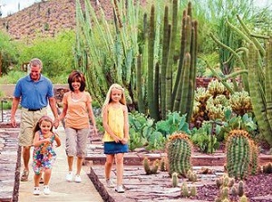 アリゾナ・フェニックスにある砂漠植物園内を楽しそうに歩く家族