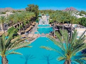 アリゾナにあるホテル、Arizona Biltmore Hotelの広々としたプール