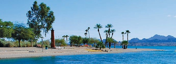 アリゾナ西部にあるレイクハバス。サファイアブルーが美しい湖。