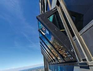 360シカゴの、外側に飛び出しているガラス戸TILTを横から見た写真
