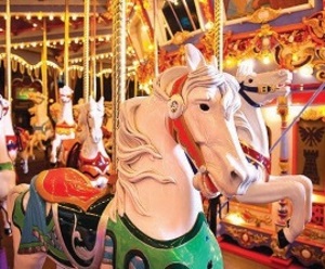 開園当時から大人気の「King Arther Carrousel」。乗ってみれば、その長い間の人気のわけが分かります。 ©Disney