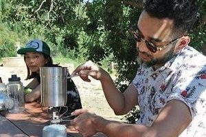 ロサンゼルス近郊のキャンプサイトでモーニングコーヒーを淹れるライトハウス編集長