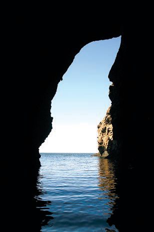 サンタクルス島北西にある世界最大の海の洞窟、Painted Cave