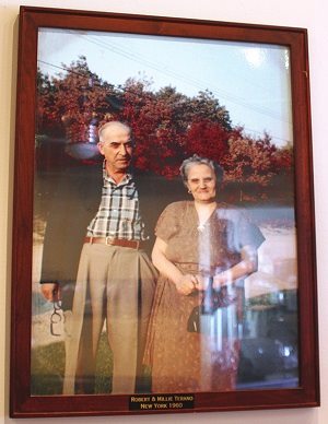 祖母のミリー・テラーノさんと祖父のロバートさんの写真立ての中の写真