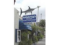 Armstrong’s Fish Market & Seafood Restaurantのエントランスと目立つカジキの看板