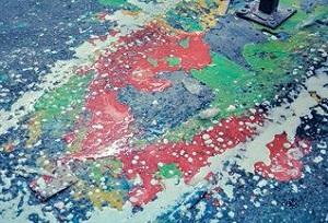 バーダム・サーフボードでの作成過程の1つ、色付きの樹脂が垂れてアートのようになったグラッシング後の床