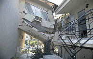 ノースリッジ地震で崩壊したアパート