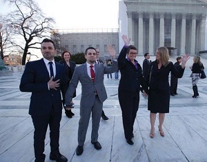 映画『ジェンダー・マリアージュ～全米を揺るがした同性婚裁判～』のワンシーン、スーツに身を包んだ四人の登場人物。