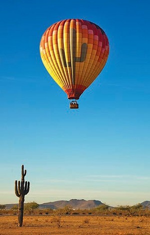アリゾナのソノラ砂漠では熱気急に乗ってサンセットを楽しめる