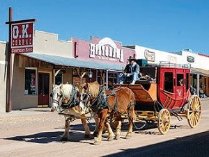 死ぬにはタフすぎる町、と呼ばれた、アリゾナ郊外のトンブストーンにて、街中を歩く馬車