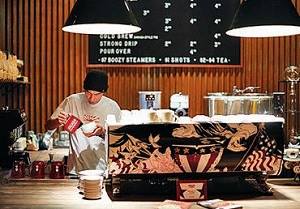 Sawada Coffeeでコーヒーを淹れるバリスタ