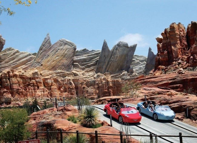 2012年にオープンしたばかりの「Cars Land」。雄大な景色と、映画そのものの街並みはとってもエキサイティングです。 ©Disney / Pixar