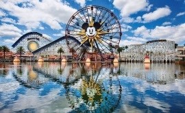 巨大な観覧車が目印の「Paradise Pier」。 ©Disney