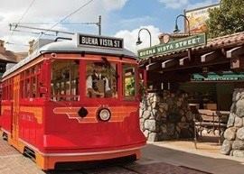 2012年には「Buena Vista Street」という新しい通りも完成。ウォルト・ディズニーが 初めてカリフォルニアに降り立った1920～30年当時の町が再現されています。 ©Disney