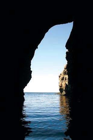 サンタクルス島北西にある世界最大の海の洞窟、Painted Cave
