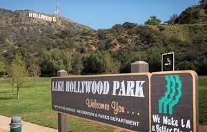 世界的に有名なハリウッド・サインをレイク・ハリウッド・パークから見た写真