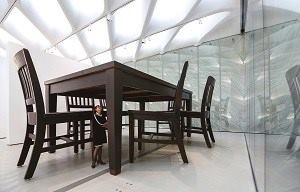 ザ・ブロード美術館に飾られているRobert Therrienの作品「Under the Table」