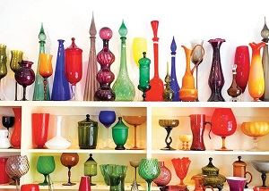 Bon Vivantのショーケースに並ぶ色とりどりの食器や花瓶
