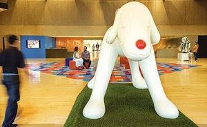 Palm Springs Art Museumに飾られている大きな白い犬の作品