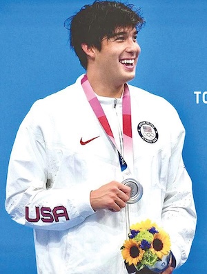 銀メダルを手にするジェイさん