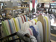 Jack’s Surfboardの店内。サーフボードがたくさん並んでいる。