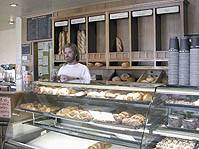 C’est Si Bon Bakeryのパンが並んでいるショーケース